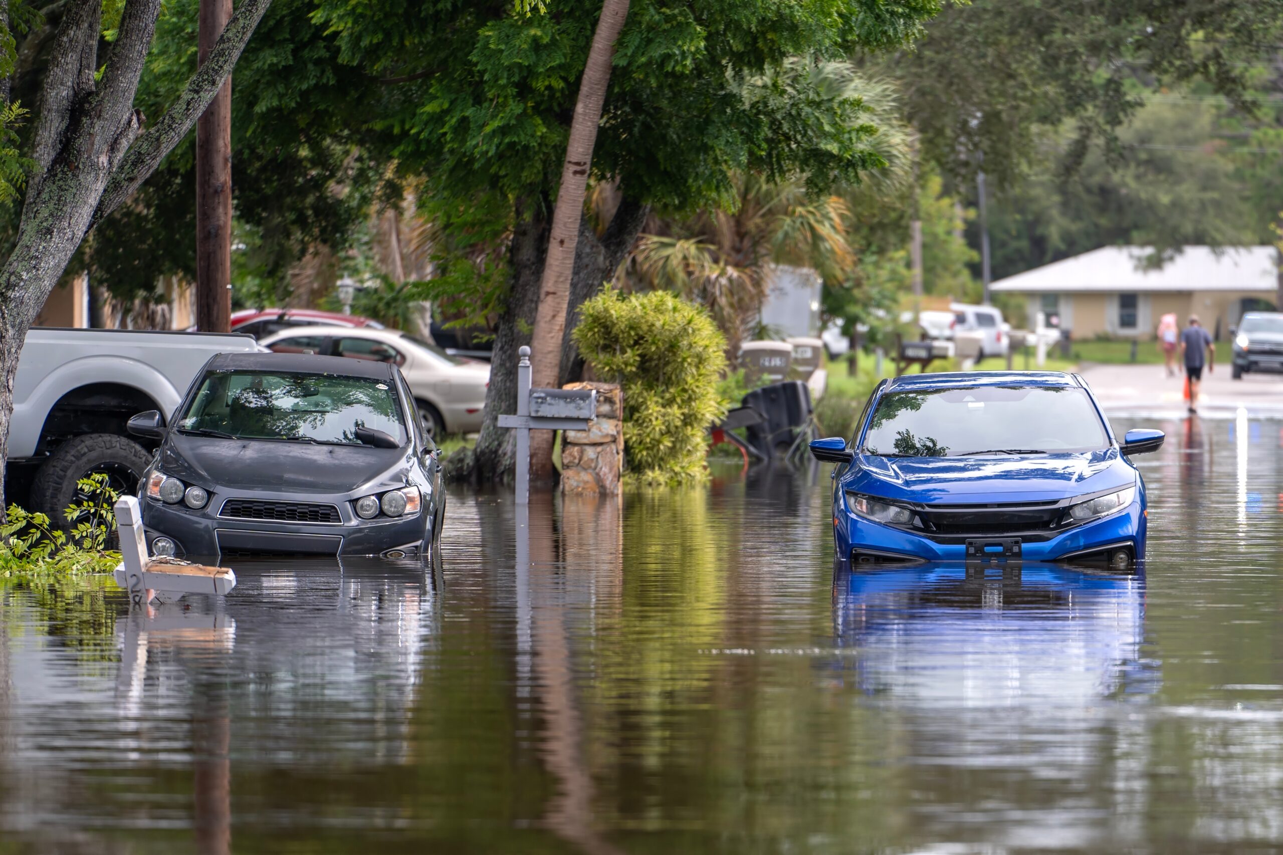 車が水没したときの保険対応ガイド｜補償範囲・手続き・修理と廃車の判断基準